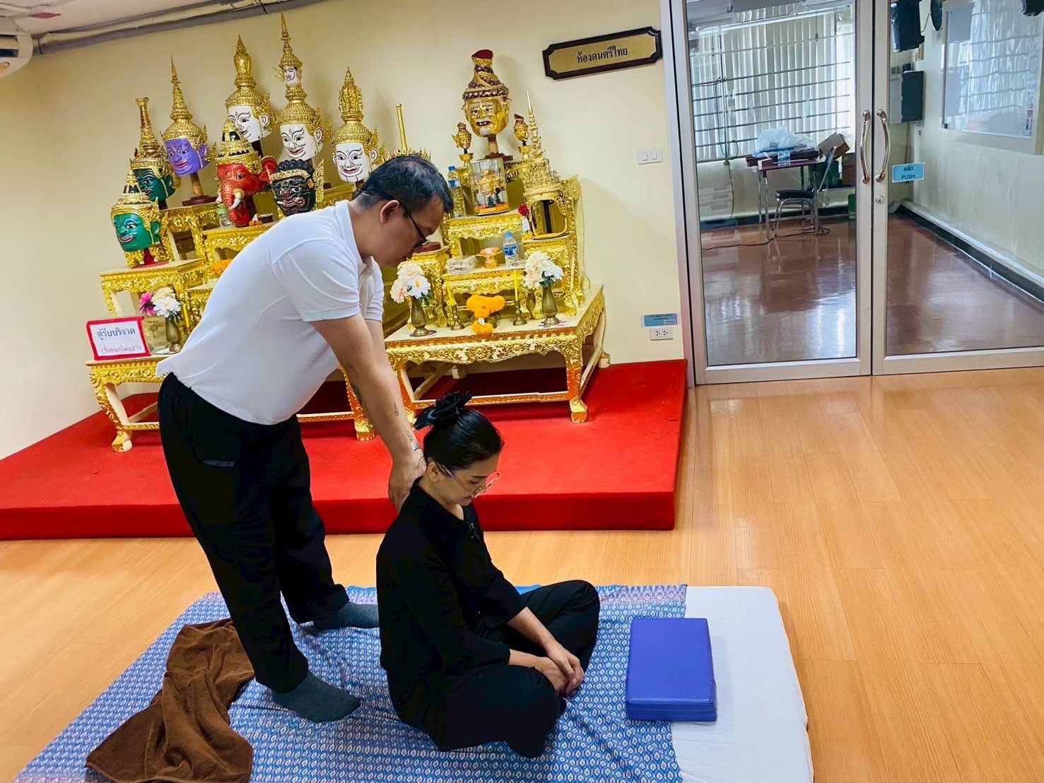 Masaje sentado con altar dorado